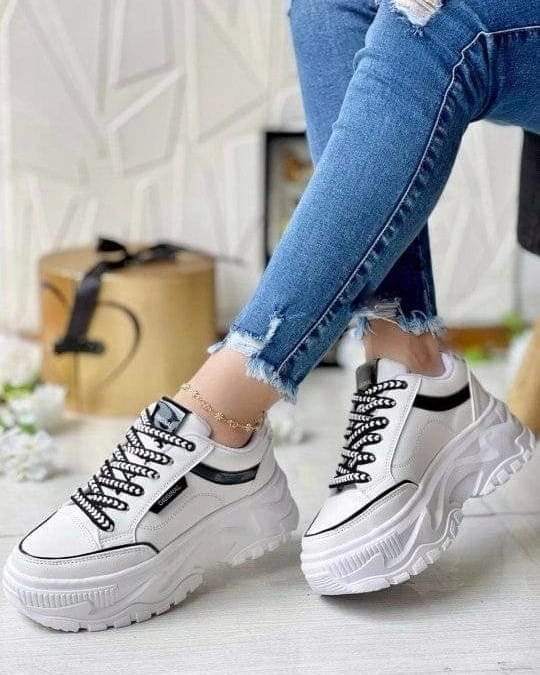 zapatillas blancas con lineas